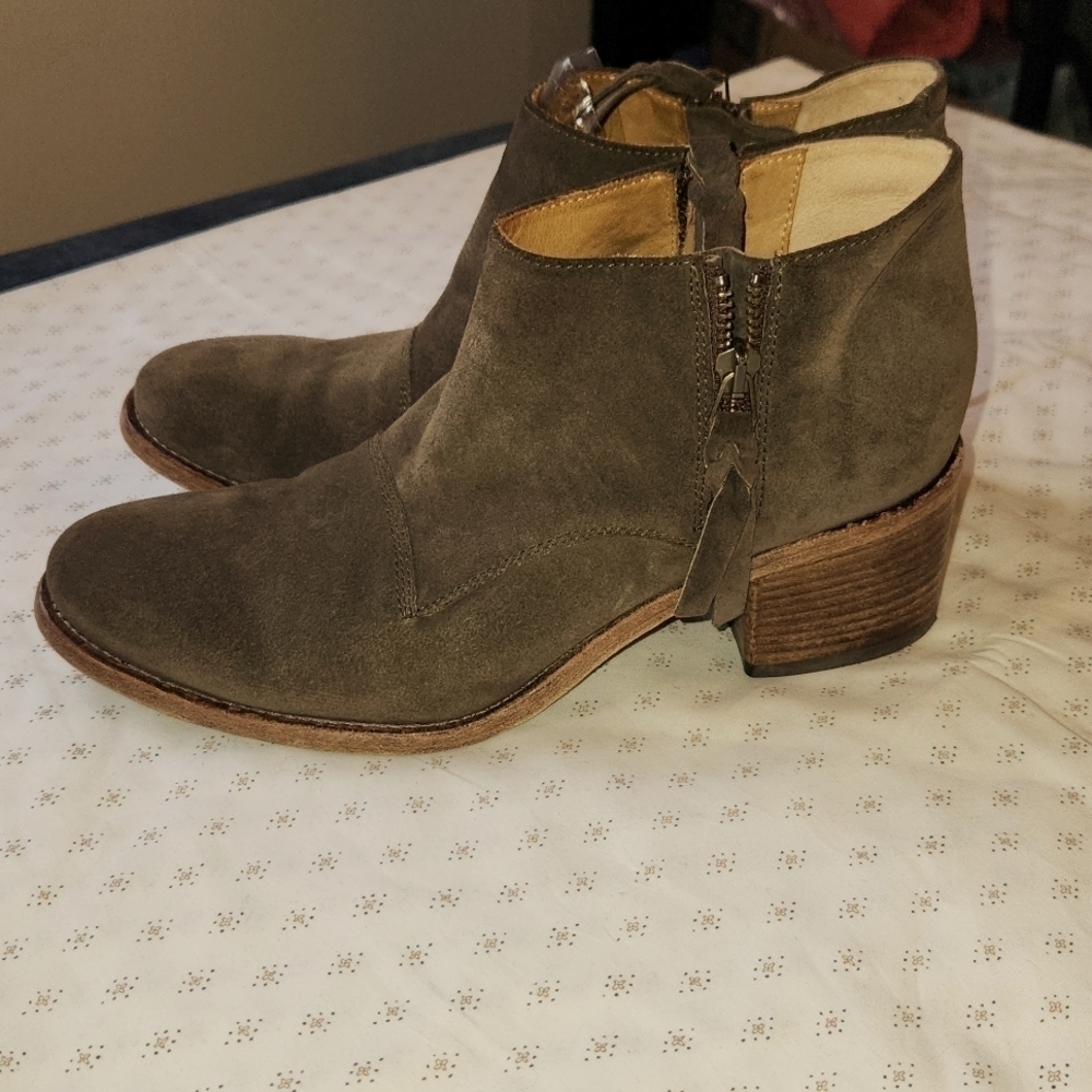 ALBERTO FERMANI Capricia  taupe sude low ankle dual side zippers boots